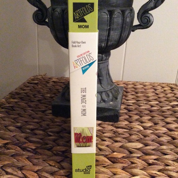 NWOT COLOR THE MAGIE OF MOM A GREAT GIFT FOR MOM😊 - Picture 4 of 4